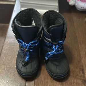 Toddler snow boots size 6.